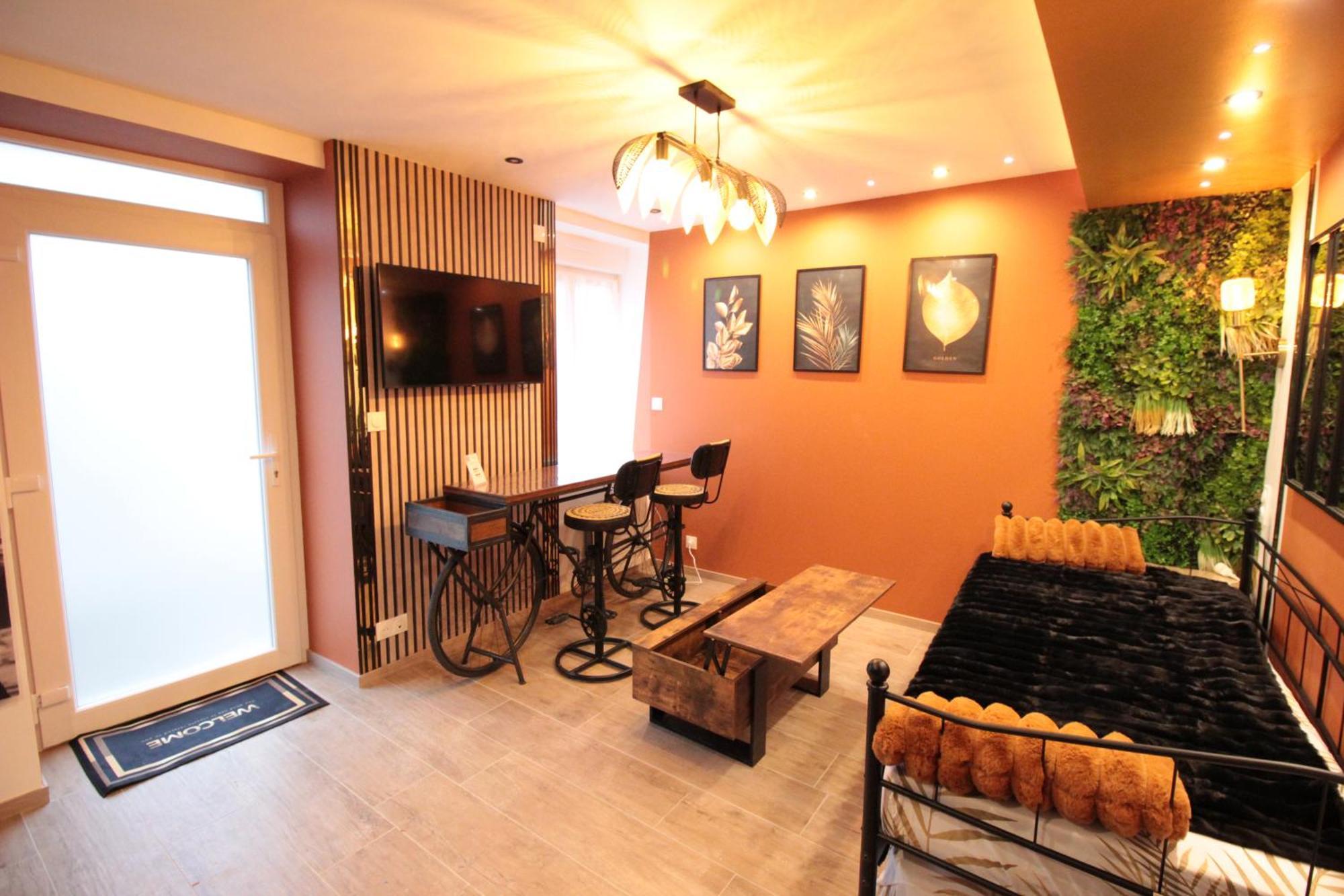 Luxury Studio, Rez De Chaussee, Parking Prive Video Surveillance, Canape Haute Qualite Convertible Couchage 2 Personnes, Centre Ville Proche, Restaurant, Boulangerie 2 Minutes A Pied, Terrasse - 800Metre Carre De Terrain - Gere Par Presta-Zen'Service Verdun-sur-Meuse Exterior photo