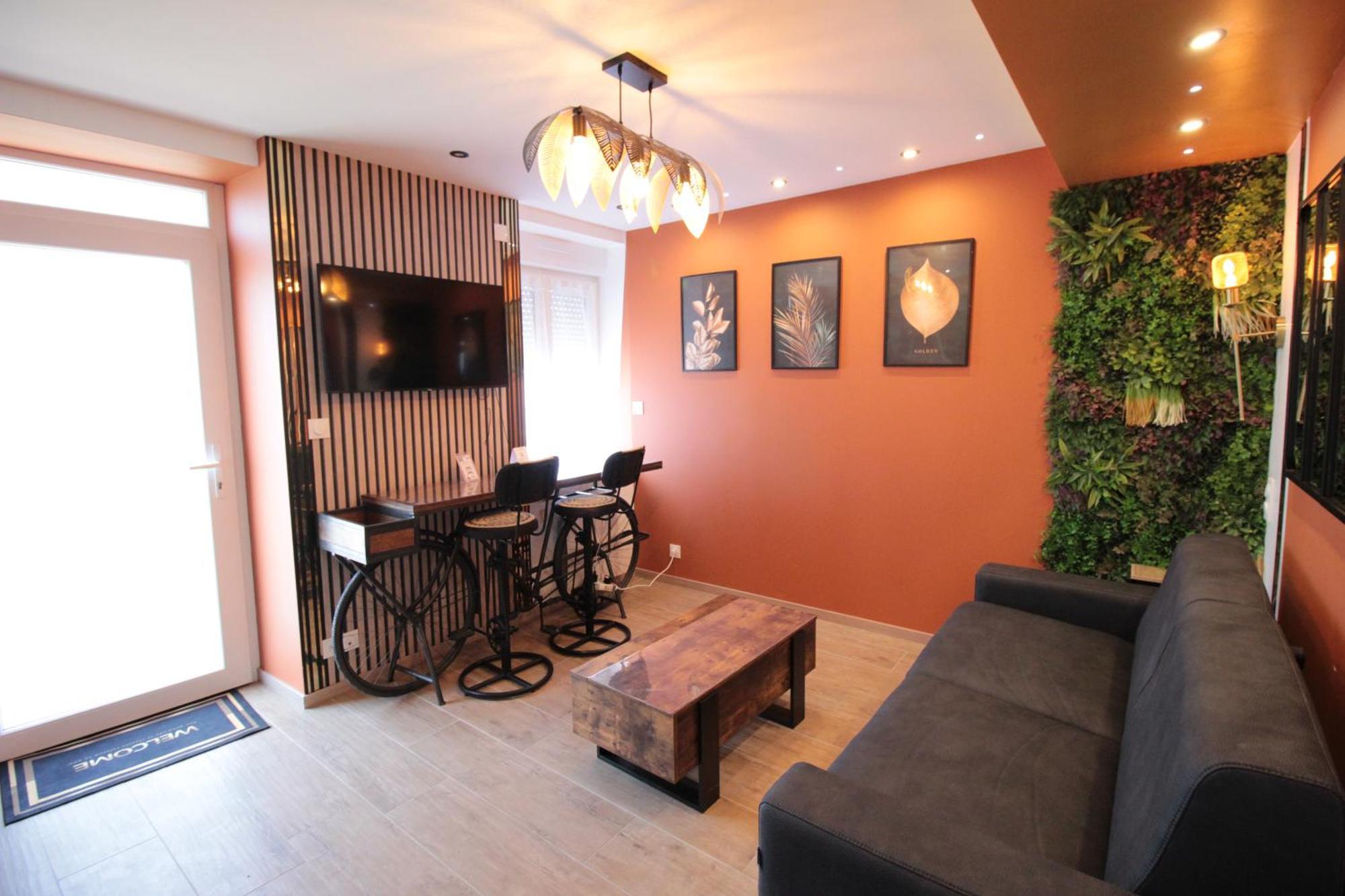 Luxury Studio, Rez De Chaussee, Parking Prive Video Surveillance, Canape Haute Qualite Convertible Couchage 2 Personnes, Centre Ville Proche, Restaurant, Boulangerie 2 Minutes A Pied, Terrasse - 800Metre Carre De Terrain - Gere Par Presta-Zen'Service Verdun-sur-Meuse Exterior photo